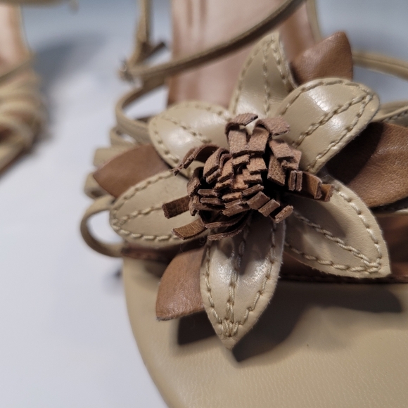 BERTINNI Feminine Flowered Women's Sandals - Picture 8 of 9